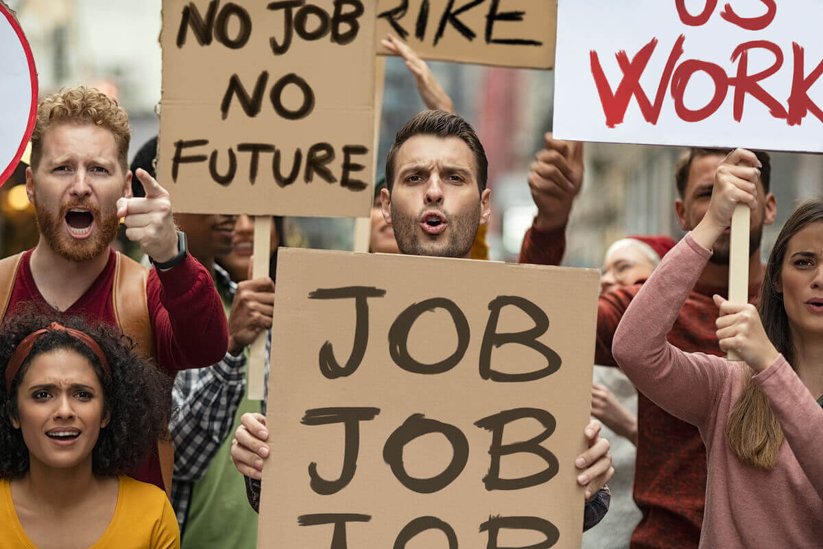 失業遊行的男女拿著抗議標語