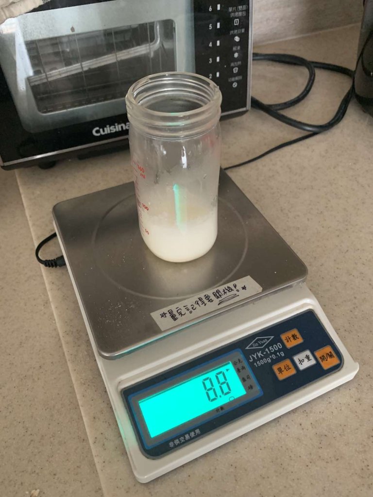 一罐嬰兒配方奶正在電子秤上測量重量